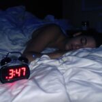 wach um 3–4 Uhr morgens auf
